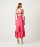 Vestido midi color beige, confeccionado en tejido orly, con tirantes anchos y escote corazón.