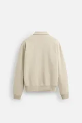 Sudadera negra de algodón con cuello polo y cierre de cremallera.