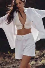 Shorts de jean de tiro alto, color celeste desgastado, con corte Mom Fit y cinco bolsillos.