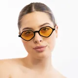 Lentes de sol con marco geométrico color miel y lentes marrones degradé.