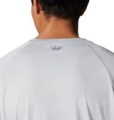 Remera blanca de manga larga para hombre, con tecnología Omni-Shade™ Broad Spectrum UPF 50 y Omni-Wick™ de secado rápido. Logo de Columbia PFG en el pecho y estampado vertical con las siglas PFG en la manga derecha.
