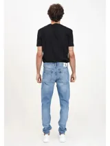 Pantalón de jean de corte slim fit con efecto desteñido.