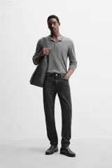 Pantalón de jean azul oscuro, corte slim fit, tiro medio, cinco bolsillos, tejido elástico y efecto lavado.