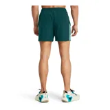 Short deportivo Under Armour Project Rock color verde con detalles en celeste y logo estampado en la pierna.