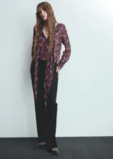 Camisa de manga larga con lazo en el cuello y estampado abstracto en tonos borgoña y celeste.