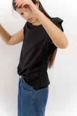 Remera negra de lino y tencel con mangas cortas con detalle de frunces en los laterales.