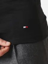 Camisetas interiores de algodón negro para hombre, con cuello redondo y manga corta, presentadas en un paquete de 3 unidades.