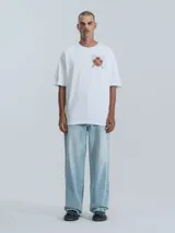 Remera blanca de algodón premium, corte oversize y manga corta, con un estampado gráfico que incluye a Mickey y Minnie Mouse sobre un dragón chino y el texto "Take Away".