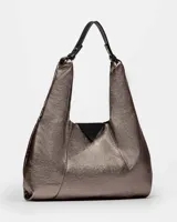 Bolso al hombro Prüne de cuero metalizado color peltre con logo triangular en cuero negro.