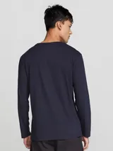 Camiseta negra de manga larga con cuello redondo.