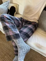 Pantalón de pijama de franela con diseño escocés, elástico en la cintura y dos bolsillos.