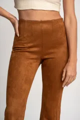 Pantalón marrón de corte recto, tiro alto y textura gamuzada.