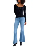 Remera negra de manga larga acanalada, con escote cuadrado y corte ajustado.