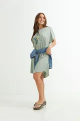 Vestido corto color verde claro con estampado de flor, de corte recto y mangas cortas.