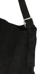 Cartera tipo tote de gamuza sintética color marrón con correa ajustable.