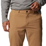 Pantalón chino color marrón claro, de corte recto, con bolsillos laterales y traseros. Confeccionado con tecnología Omni-Shield que repele la humedad y resiste las manchas. Incluye detalles de fuelle para mayor comodidad y libertad de movimiento.