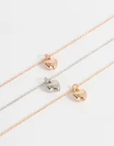 Set de tres collares de cadena fina con dije de corazón: uno plateado, uno dorado y uno rosado.