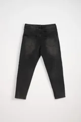 Pantalón jean de corte slim taper color gris oscuro con efecto desgastado.