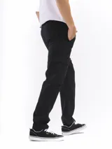 Pantalón cargo negro con bolsillos laterales con solapa, corte recto y cintura elástica.