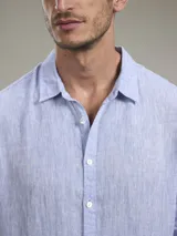 Camisa negra de lino, de manga larga y corte clásico.