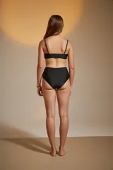 Bombacha de bikini negra de tiro alto con laterales fruncidos.