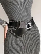 Cinturón ancho de cuero sintético negro con tachas plateadas y hebilla metálica plateada con forma de aro.