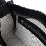 Cartera tipo tote de cuero color negro con doble asa, una corta y otra larga regulable. Cierre superior con cremallera y logo XL grabado en el frente.