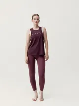 Musculosa deportiva color borgoña, con logo estampado en el pecho y espalda de malla.