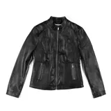 Campera de cuero sintético negra con cuello redondo, cierre frontal y bolsillos laterales con cierre.