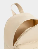 Mochila negra de tela deportiva con bolsillo frontal con cierre y tirador de cordón y goma. Tiene correas regulables, manija superior, doble cierre superior y etiqueta de goma.