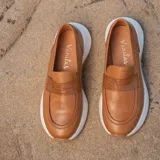 Mocasin deportivo color marrón, confeccionado en 100% cuero vacuno con suela de goma.