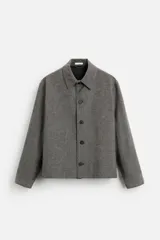 Sobrecamisa gris de corte regular, con cuello solapa, manga larga con puño abotonado y cierre frontal con botones.