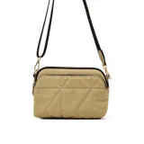 Cartera bandolera color beige con diseño acolchado y correa larga negra regulable.