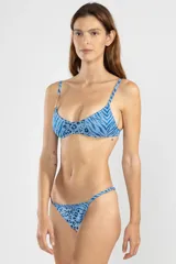 Bombacha de bikini de cobertura mínima con tiras laterales ajustables, confeccionada en tejido jacquard con hilos de lurex y charm de tigre insignia de Polonio en el lateral derecho.