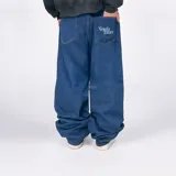Pantalón de jean azul oscuro, corte ultra baggy, con bolsillos traseros con bordado de la marca.