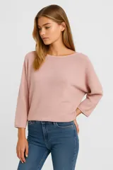 Sweater rosado de algodón, de punto liso, corte holgado y cuello bote.