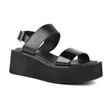 Sandalias negras con plataforma alta, doble tira, una con textura reptil y otra charolada, y hebilla metálica.