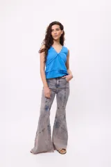 Pantalón de jean oxford azul oscuro con recortes y terminación desflecada.