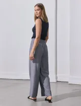 Pantalón ancho de lino, color azul con estampado de flores pequeñas, con pretina ancha en punto smock.