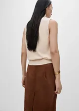 Top gris de lana sin mangas con cuello alto.
