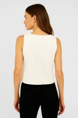 Blusa color crema de lino y viscosa, corte holgado y cuello redondo.
