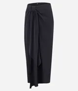 Pollera midi negra de crepé con cintura elástica, banda asimétrica y abertura delantera.