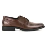 Zapato de vestir negro con cordones y suela plana.