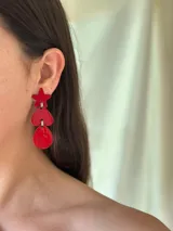 Aros colgantes plateados con forma de estrella, corazón y gota.