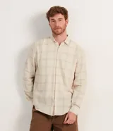 Camisa masculina regular de lino y algodón, color beige claro con estampado de cuadros grises. Tiene cuello inglés, mangas largas y abotonadura frontal.