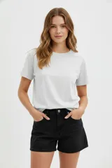 Remera de manga corta color gris claro, de algodón, con cuello redondo y corte relaxed.