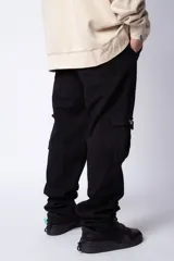 Pantalón jean celeste de corte ancho con bolsillos cargo laterales.