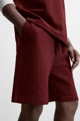Bermuda negra de corte relaxed fit, con cintura elástica ajustable con cordón, bolsillos frontales y bolsillo trasero de parche.