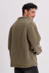 Campera de sherpa verde con cierre frontal y bolsillos laterales.