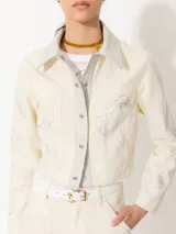 Chaqueta corta color crema de canvas con detalles en cuero genuino en cuello y cartera. Diseño con bordados de hongos y chiles intervenidos con strass.